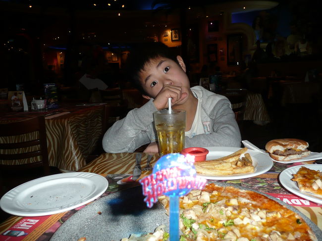 DFS内でまずは　腹ごしらえ。<br /><br />ハンバーガー・ピザは日本より　美味しく感じる<br />