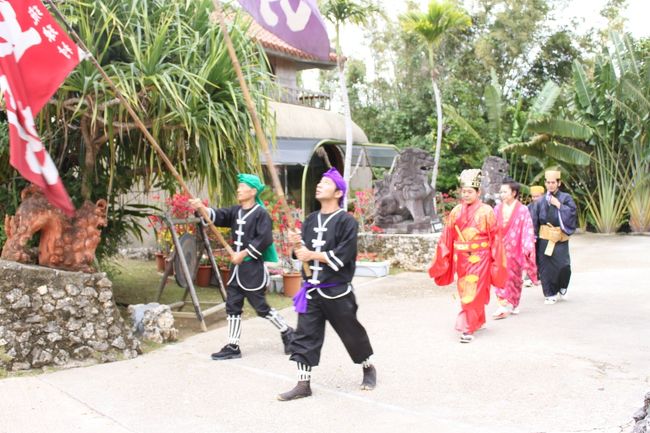 グルンと回って再入場して、アトラクションを見に行きます。ちょうど広場へ向かう行列が来ました。