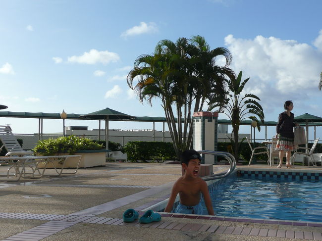 水曜日、ターザへ！！<br /><br />が・・ガ〜ン・・定休日！<br /><br />ホテルへ戻り狭いプールで我慢。<br />でも　子供は水があるだけで楽しめるんですよね。<br />深さは　１メートルないんじゃないかな？<br /><br />滞在中利用していたのは、韓国ファミリーと我が家だけでした。<br />風でか?　葉なども入ってました。
