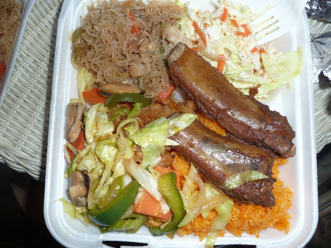 6＄で３種類のおかずを選べます。<br /><br />ご飯・キャベツのサラダ・春雨？は付いています。<br />リブ・チキンのスイートチリソースかけ・牡蠣炒め<br />をチョイス。<br /><br />どれも美味しい！<br />