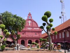 １７世紀、香辛料を求めてアジアに進出してきたオランダの東インド会社がポルトガルを駆逐し、マラッカはオランダ領となる。
マラッカ中心部のオランダ広場にあるムラカ・キリスト教会。