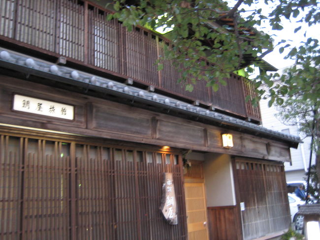 ＪＲ松阪駅から”駅前通り”を通り、”よいほモール”の方へ歩いていきました。<br /><br />創業２３０年の『鯛屋旅館』<br /><br />松阪牛のすき焼きなどおいしい料理も食べられる旅館です。