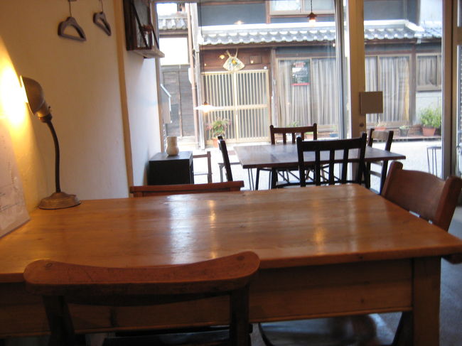 店内はジャズが流れ、ゆるやかな空気の中<br />落ち着ける空間です。<br />