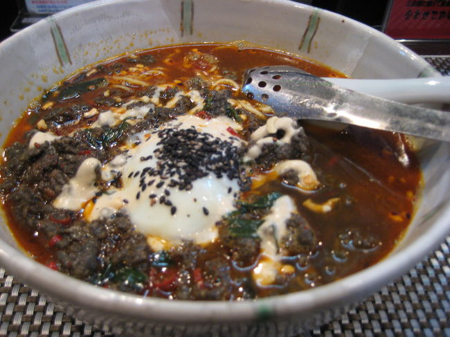 夕ご飯は<br />『開花屋』へ行きました。<br /><br />黒ごま坦々麺（８５０円）<br /><br />とても寒い日だったので、体にはうれしい辛さです。<br />