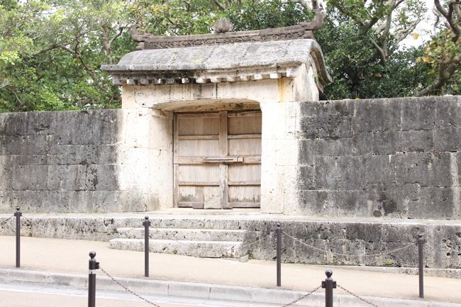 園比屋武御嶽石門（そのひゃんうたきいしもん）<br />世界遺産です。<br />ここはお参りをする場所なんだそうです。