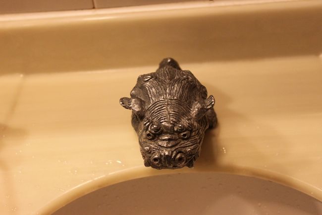 洗面所の水道の蛇口が龍です。