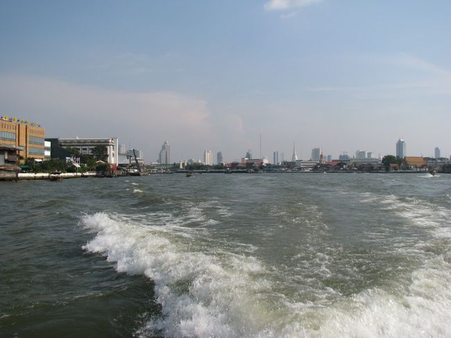 バンコクではボートも交通手段として活躍します。<br />ただ乗り方は毎回良く解らない・・・。