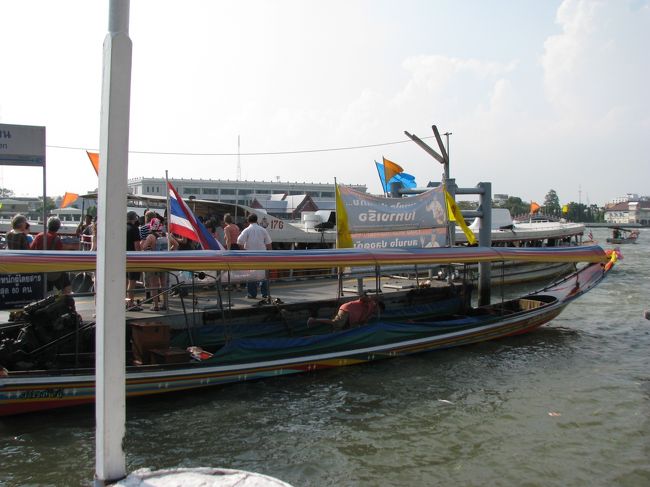 バンコクは大都会だけどやはりそこはタイ。<br />安全性は薄い感じのボート乗り場。