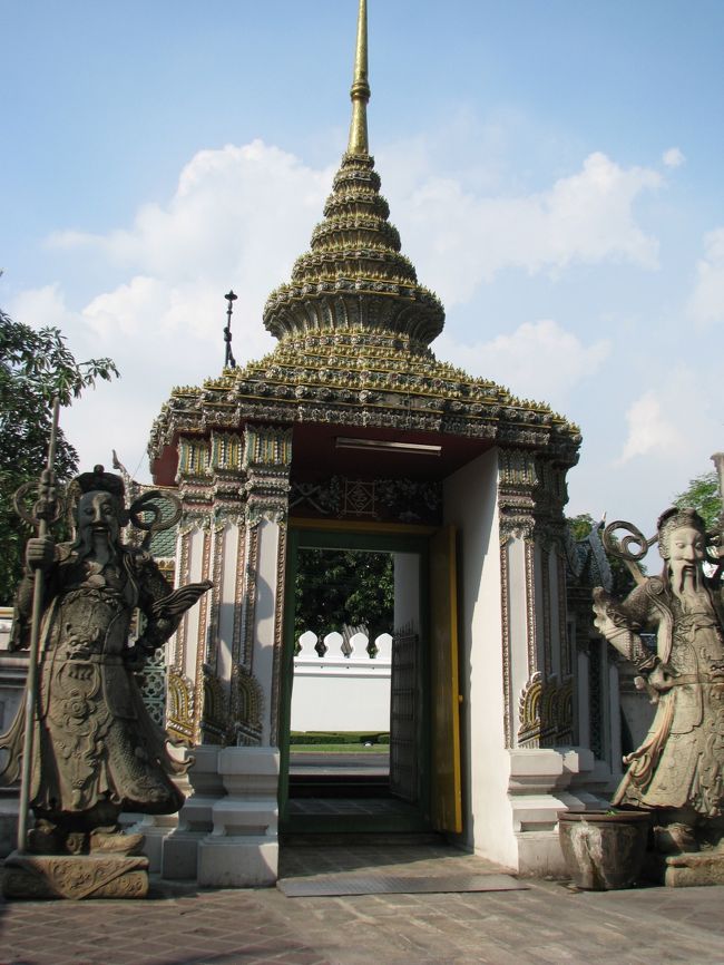 毎日だらだら過ごすのもアレなのでワットポーへ行ってみた。