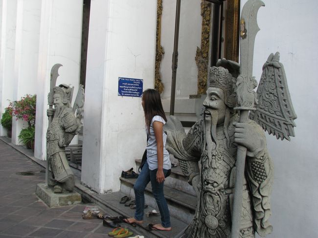 実はここは入り口ではないのだけど靴がおいてあって勘違いした私はここからタダで中に入ってしまい・・・後で「ワットポーって入場無料なんだね〜」と友達に話したところどっから入ったんだと呆れられてしまいました。<br />タイの皆さんタダ入りしてゴメンナサイ。