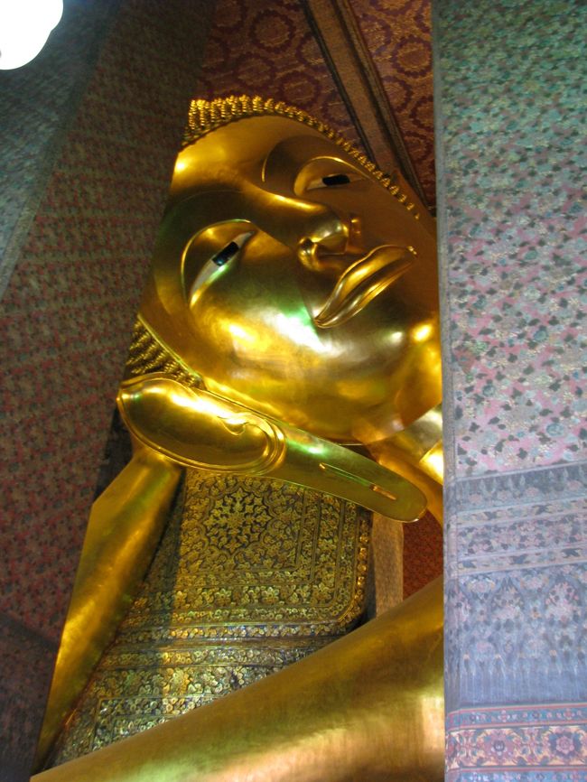 はい、ワットポーです。<br />ブッダさん寝てます。<br />ゴロゴロしてるとよく怒られるけどこんな偉い人までこうなんだから・・・ねぇ？