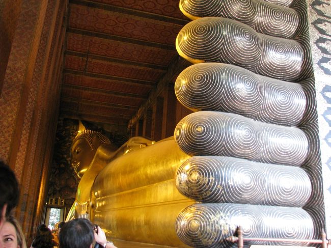 足の裏からの全身アングルで。<br />しかしでかい。