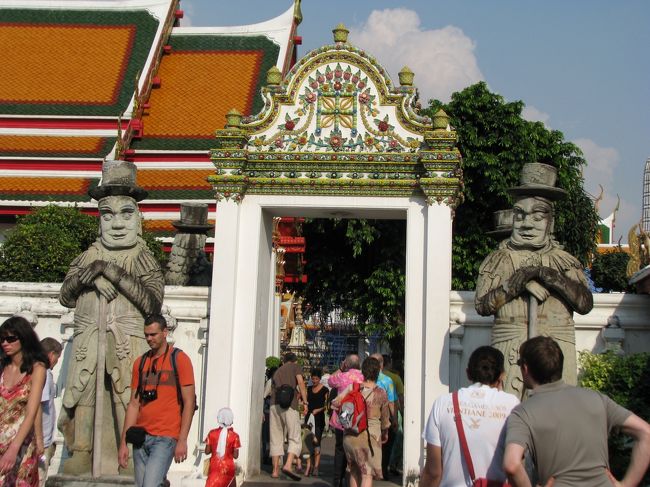 なぜにシルクハット・・・？<br />漫才コンビみたいな仏像（？）。