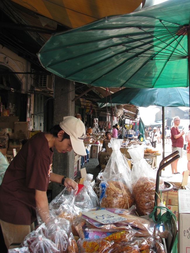 外にはたくさんの干物を売る店が。