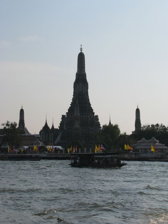 ワット･ポーの対岸にあるワット・アルン。