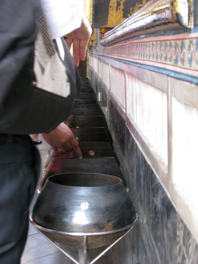 108個全部に賽銭をあげると願いが叶うとかいうやつ。<br />もちろん信じてないので１バーツもあげてませんが・・・すんません。