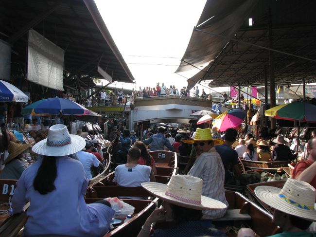 水上マーケットへ。<br />お値段はカオサンから出発でボート一時間付３００バーツ。<br />それにしてもタイは水上も道路も渋滞ばっかだなぁ。