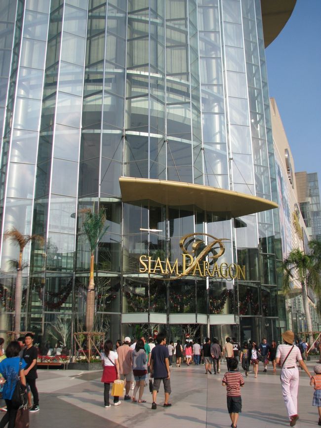 最後にサイアムのパラゴン・・・デパートっす。<br />バンコクに三週間もいたのに何をしてたかって聞かれたらデパート行ってたって答えてしまいそうなくらい。<br />でも何も買ってないけど。<br />田舎モンも私にはバンコクはデパート多過ぎで広過ぎ。