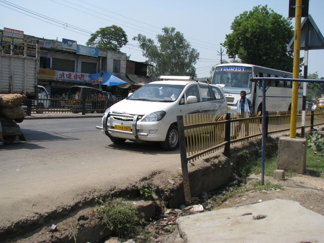 アグラに行くのに、今回は4人居るし割り勘すれば・・って事で奮発してキャブを貸切に！<br />しかし、ドライバーが大遅刻するトラブル発生で結局タージマハル以外は見れないという最悪の結果に。<br />何のために早起きしたんだが。<br />後で料金は値切ってタダにさせたけどね・・・。