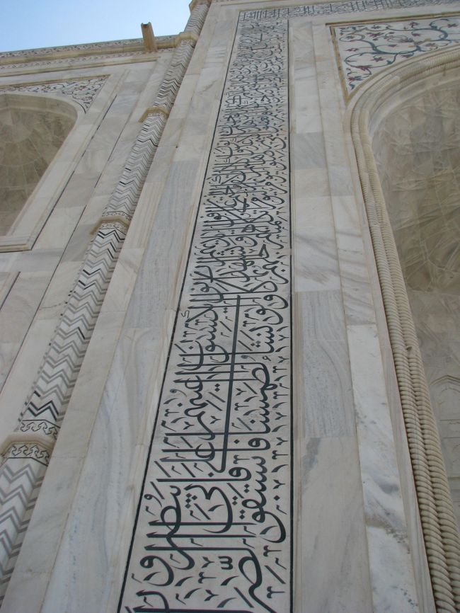 友達曰く、下から見上げた時にも文字がだんだん小さくならないよう計算されて作られているとか。<br />ん〜先生、よく解りません！