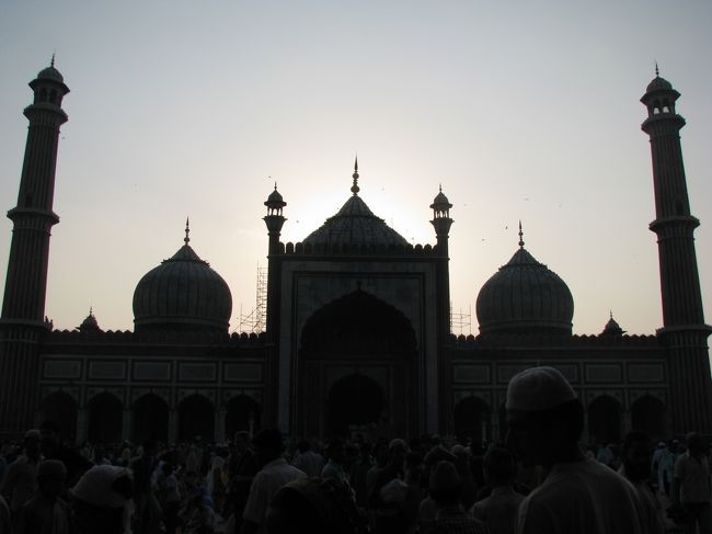 こちらはデリーのジャママスジット。<br />行った時間帯の関係で逆光になってしまった。