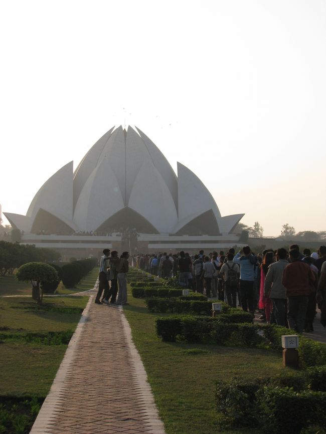 アパートの近所だったので行ってみたロータステンプル。<br />はっきり言って小奇麗だけど何もない、行っても面白くもなんともない所です。<br />でも何故か人はメチャクチャ多い。