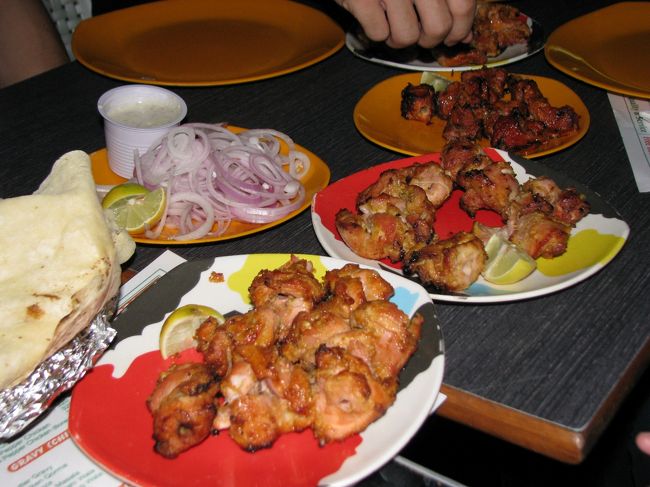 私がデリーで一番美味いと思っているチキン屋さん。<br />でも死ぬほど辛い。<br />でも美味い。