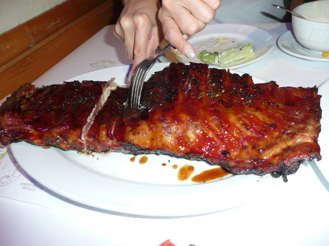 ７年前に利用した　サムチョイズ<br /><br />１時間前に予約の電話をしたのに　OKだったから<br />不思議に思っていたら・・・<br /><br />サラダは新鮮でない野菜・カルパッチョは？？だし<br />このリブも固い固い！　店員を呼び大きな調理用<br />ナイフでカットしてもらいました。