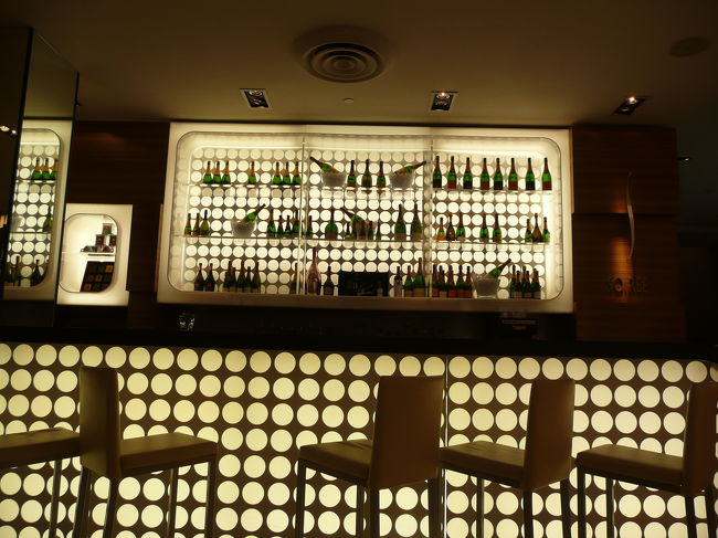 DFS内のシャンパンバー。<br /><br />綺麗で　あまり人が入ってなかったけど<br />メニューをみたら　ラーメンとかフードもあった。<br /><br />息子が食べたがり、入ってみました・・・。<br />ラーメン＝塩分多いが　息子いわくイケる！<br />トマトパスタ＝これは美味しい！<br />カレー＝量は少ないけど　まあ普通に美味しい。