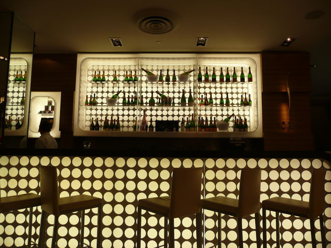 もちろん　シャンパンもありますがジュースもあるし<br />混でないから　お勧めです。<br /><br />ちょっと　通る人からみられますが・・・。<br />特に　家族の買い物で疲れた様子の　お父さま方の<br />羨ましそうな視線を感じます。<br /><br />店員さんは、２０歳のカッコイイ！お兄さん。<br />日本語ぺらぺらです。<br />お母さんが日本人　お父さんがロシア人のハーフ<br />だそうです。<br /><br />顔は芸人の小島よしおを　洗練させた感じ。<br />声は芸人の麒麟のいい声の方ににていました。