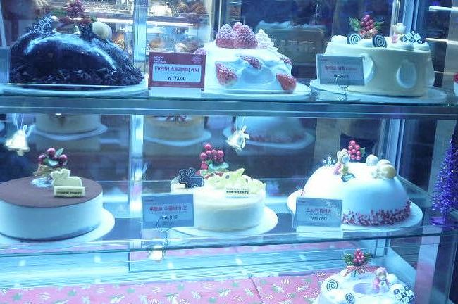 鍾路の飲食街で見つけたクリスマス・ケーキ。 