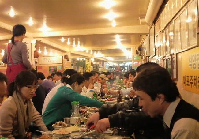 店は週末、年末の忘年会？シーズンでお店一杯の人。