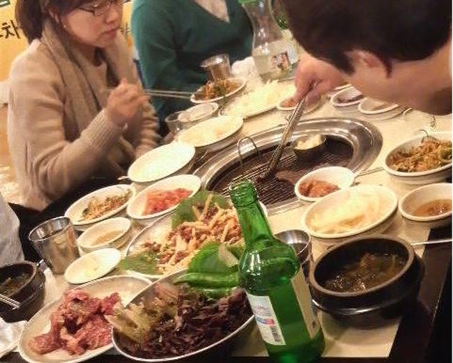 お隣の席で楽しむ地元の人。