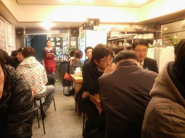 広蔵市場の「ユッケ通り」と呼ばれるユッケ専門のお店が数軒集まった、細い(薄暗い)路地にある小さなお店です。<br />市場表通りには食べものを出す屋台などがいっぱいあります。