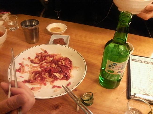 細く切った梨の上に生の牛肉と卵黄がのせられて出てきます。<br />地元の人のようにソジュ（韓国の焼酎）を飲みながらいただきます。