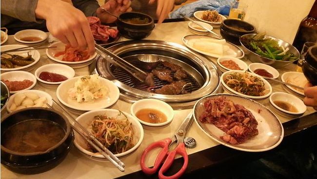 今夜も焼き肉。<br />無料で出てくる付け合わせのおかずの多さ。