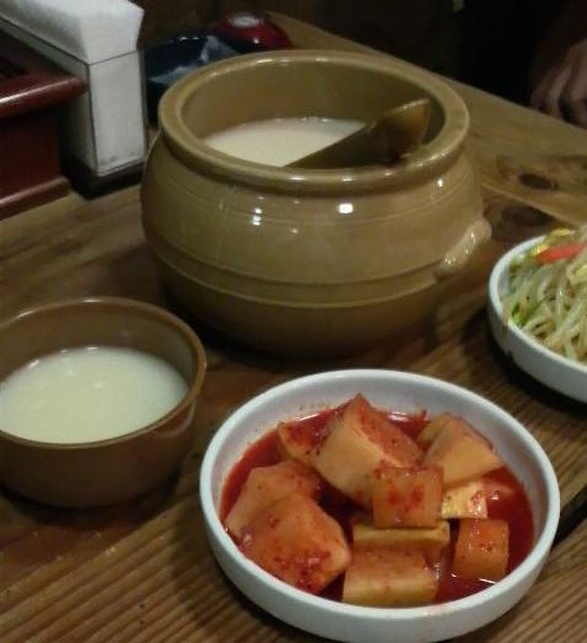 注文したトンドンジ(もち米を発酵させて作られるにごり酒)とは別に、無料で出てくる付け合わせのおかず類。