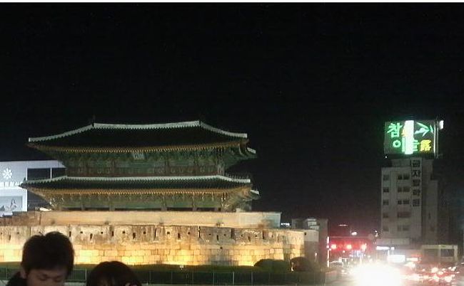 東大門市場の北に位置する興仁之門(東大門)の夜景。