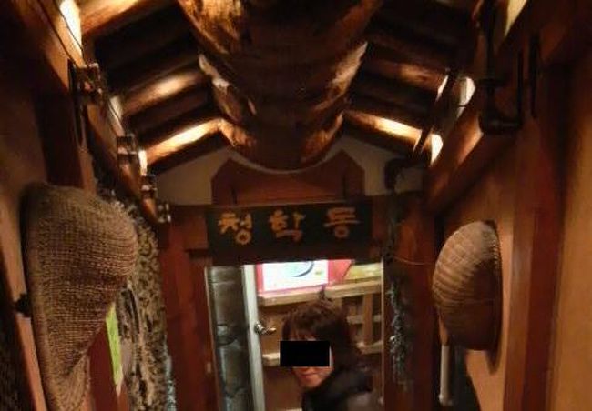 韓国伝統のムードを感じられるお店で昔ながらのおつまみと一緒に伝統酒などを楽しめるお店。