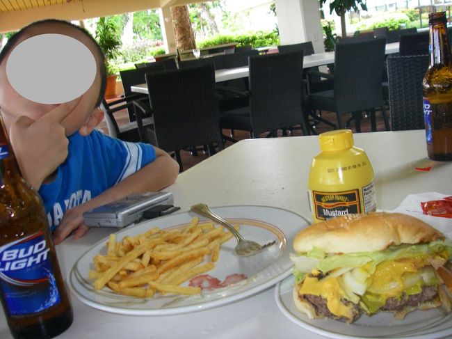 昼寝から起きたらモーレツな空腹に襲われたので<br />行ってみたかったプールサイドのレストランへ。<br /><br />ここのハンバーガー、誰かの旅行記で見て<br />ウマそうだったのでオーダーしてみました♪<br /><br />２０分くらい待ったけど<br />これぞアメリカンな<br />美味しいハンバーガーでした<br /><br />なかなかオススメです!!!<br /><br /><br />