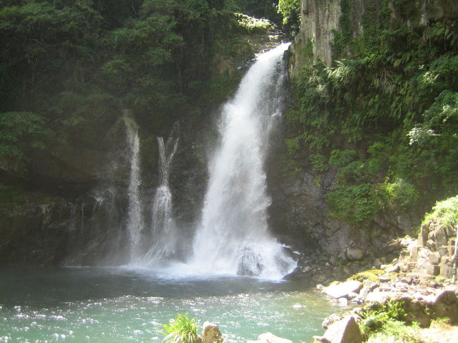 ３０ｍの滝を目の前に見ながら入る<br />河原の湯。