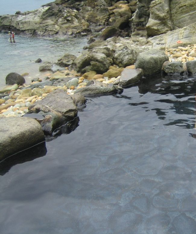 目の前が海の、無料の露天<br />雲見温泉。<br />水着で入りました。<br />