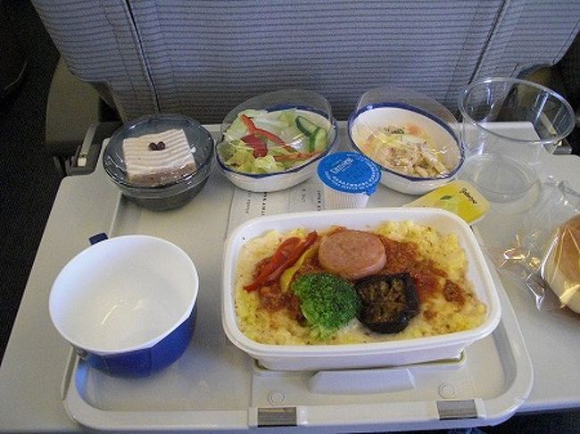 機内食もおいしく頂きます。