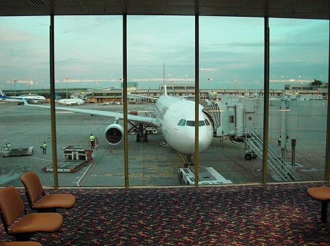 パース行きＱＦ７８便はすでに搭乗開始中。。<br />そのまま、機内へ。<br />機内に入ると結構なお客さんが・・<br />搭乗率は７０％ぐらいかな。<br />僕の席、後部の窓側の２列席の通路側に行くと、おっさんが座ってたけど、僕が行くと、自分の席にもどっていった。どうやら、隣はいないようだ。<br />