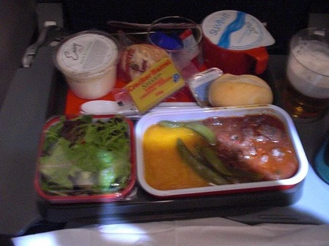 カンタスのA330のエコノミー席は、すべてパーソナルモニター付。しかもオンデマンドです。<br />日本にも多く乗り入れるカンタス航空ですから、もちろん日本語の言語も選べ十分楽しめます。<br />このフライトのエコノミー担当は、すべてスチュワード。男性です。<br />ピシッとスーツできめてて、背は高いは、男前だわ。まるでホストのようです。。<br />おまけにミールサービスのときに、わたしを見ると<br />「日本の方ですか、お飲み物はどうされますか？」<br />と日本語もペラペラ！<br />いやぁ〜カンタスいいじゃない。。