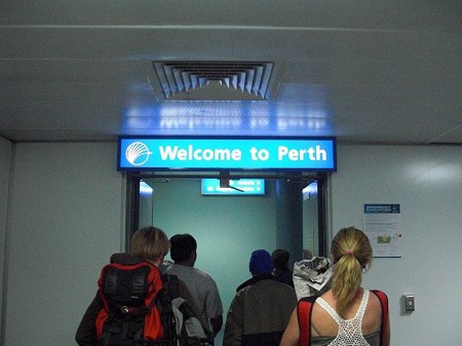 ５時間半のフライトを終えて、パース国際空港に到着。<br />イミグレーションも、さすがに０時３０分だと便もなく、この便だけなのでガラガラ。<br />僕の順番になって、<br />　「仕事？ホリデー？」<br />　「ホリデーです。」<br />「何日滞在ですか？」<br />　「２日です。」<br />「えっ、２日？？ホリデーで？？」<br />「はい」<br />疑わしき顔で、パスポートに入国印を押したはいいが、別の係員にパスポートを渡し、「come　here！」<br />また同じ事を聞かれ、あげくには、<br />「なぜ２日間なんだ？２日間は何をするんだと？」<br />と色々と質問され、バックを赤外線検査され、やっとこさ入国できました。<br />まぁ、２日間の滞在で日本からオーストラリアに来る感覚がオーストリア人には理解できないんだろうなぁ〜。。