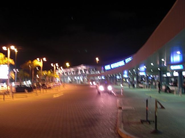 パース空港では飛行機の到着便にあわせて市内へのシャトルが出てると聞いたが、そんなもんは見当たらず、静まりかえってる・・・<br />しゃーないので、タクシーでホテルに向かうことに。