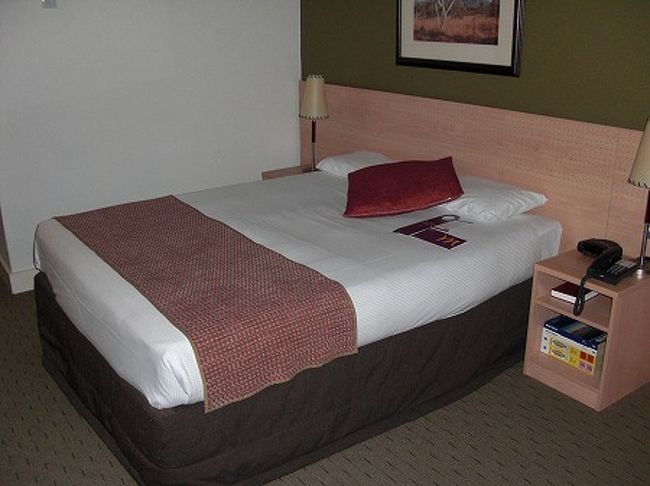 無事、メルキュール・パースに到着。<br />チェックインをして、シャワー浴びて爆睡です。<br />部屋は広くてキレイなのでいいんですが、水周りは良くなかった・・・