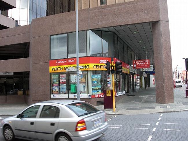 パースのサイトシーイングセンター。<br />この前から、各ツアーのバスが出発します。