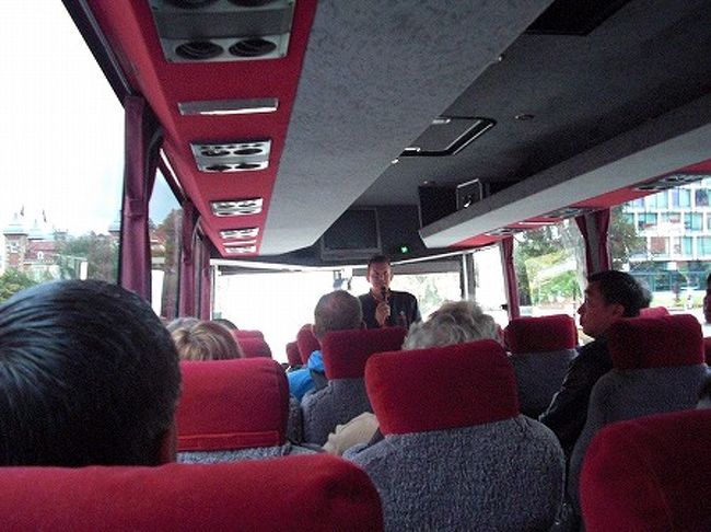 バスにはすでに沢山の人が乗っており、バスの前半分を英語ツアー、後ろ半分を日本語ガイド付きツアーになっておりました。<br />日本語ガイド付きツアーの方には、レシーバーとヘッドホンが渡され、ガイドの説明が聞こえるようになっております。<br />今回の日本語ガイド付きツアー参加者は12人くらいでした。<br />